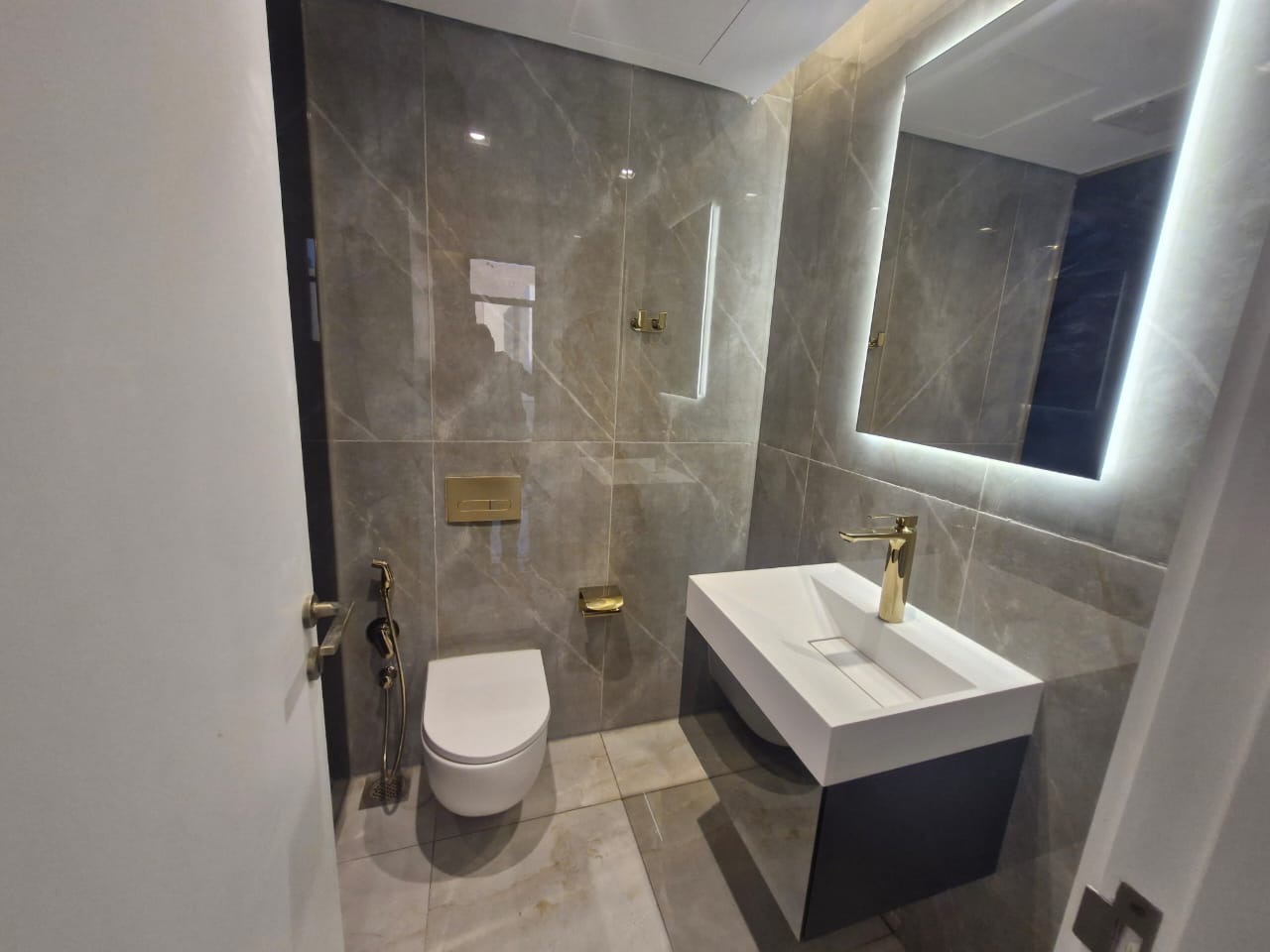 🏡 **Modern Luxury Villa for Sale in "Atual Roshn" - Elegant Design with Signature Touch of Elie Saab** 🌟